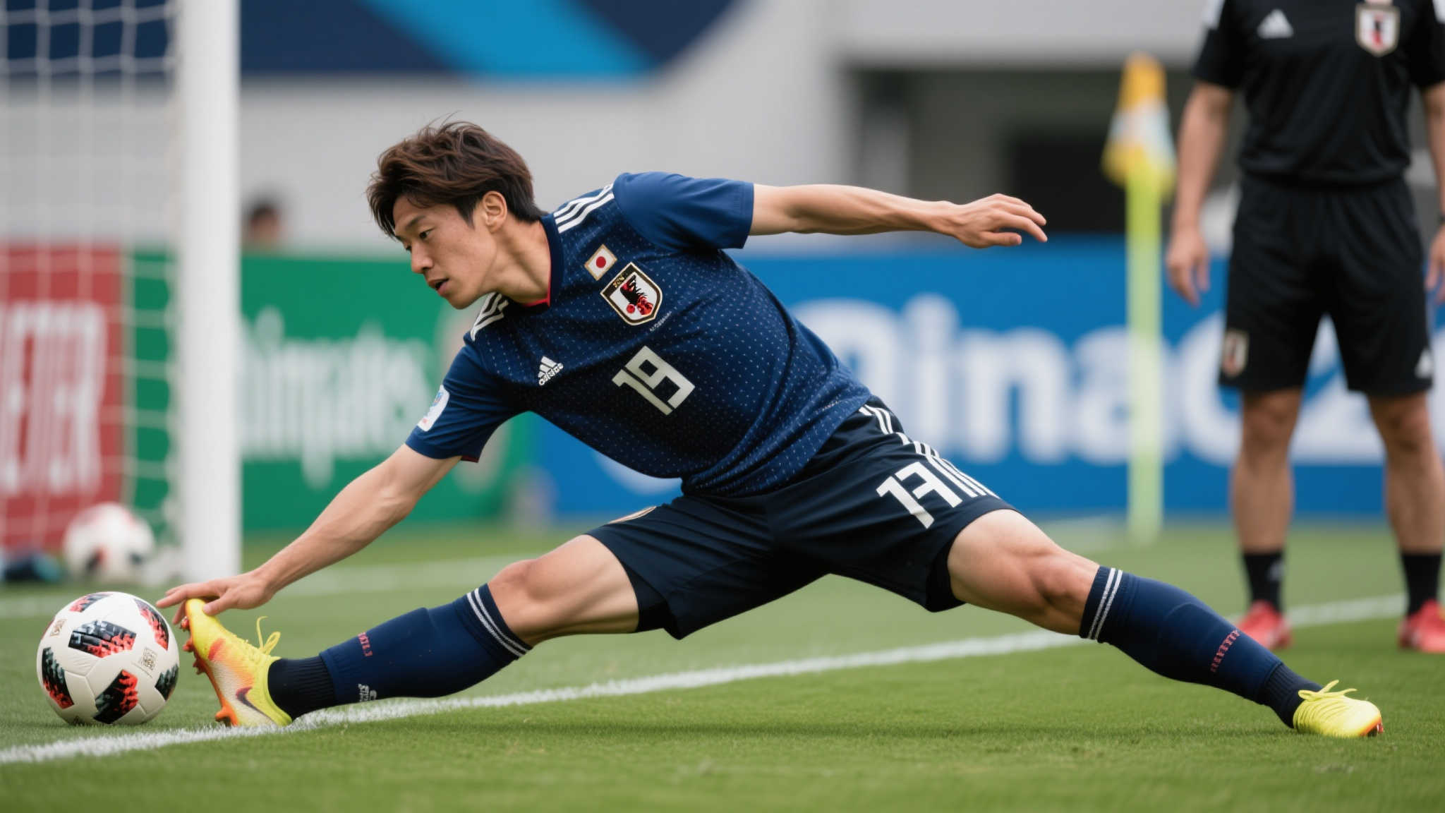 日本球星三笘薰凌空抽射惊艳破门,动作似跳绳般灵动,柔韧性令人叹服! 日本球星三笘薰凌空抽射惊艳破门,动作似跳绳般灵动,柔韧性令人叹服!